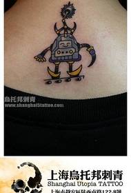 Mụ nwanyị n’azụ na-ewu ewu kpochapụwo ụdị robot tattoo