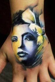 Padrão de tatuagem de flor colorida mulher na mão volta estilo de ilustração