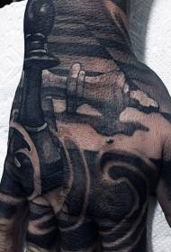 Tatuazhi realist i figurës së shahut të zi dhe gri në anën e pasme të dorës
