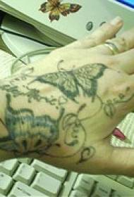 Padrão de tatuagem de videira de borboleta de braço
