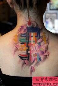 Uzorak tetovaže lotosa na leđima na vratu sanskritski