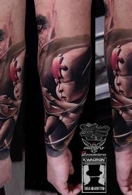 Braç de nadó de color inusual amb patró de tatuatge de trencaclosques