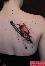 女生后背流行漂亮的水墨蜂鸟纹身图案