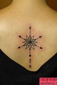 ເດັກຍິງກັບຄືນຮູບແບບ tattoo ເຂັມ totem