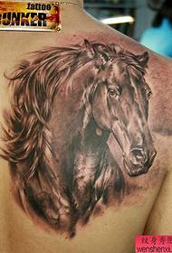 ένα τατουάζ τρεξίματος αλόγου στο πίσω μέρος