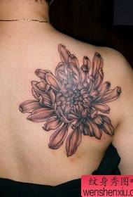 ʻO ka hiʻohiʻona tattoo chrysanthemum back