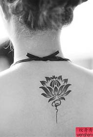 Spectacle de tatouage, recommander le motif de tatouage lotus du dos d'une femme