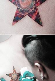 Diezgan populārs zvaigžņots piecu zvaigžņu tetovējums meitenes aizmugurē