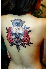 Suositut pop-ruusut ja kallon tatuoinnit tyttöjen selkään