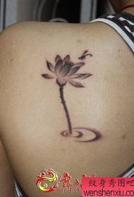 Atzeko lotus freskagarriko tximeleta tatuaje txikiak funtzionatzen du