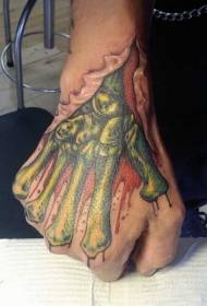 Zumbis impressionados nas costas da mão como uma tatuagem colorida