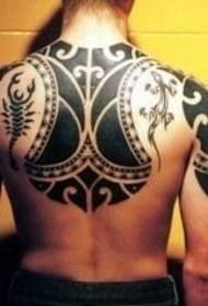 Patrón de tatuaxe de gecko de escorpión a metade de volta