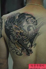 Muški leđa jednoroga tetovaža uzorak