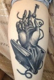 Kalf gravure stijl zwarte hand sleutel en boek tattoo patroon