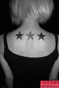 Мала свежа леђа, три тетоваже звезда са петокраком