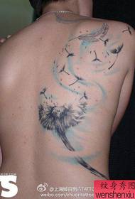 Piękny wzór tatuażu z mniszka lekarskiego na plecach mężczyzny
