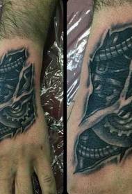 Fantastisk realistisk rivende mekanisk tatoveringsmønster på baksiden av hånden
