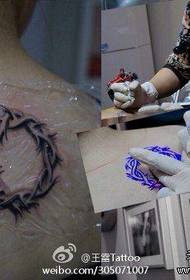 Fiúk hátsó népszerű klasszikus sztereo totem tetoválásmintája