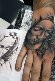 Rankų nugaros akmens drožybos stiliaus juodo liūdnos moters portreto tatuiruotės modelis