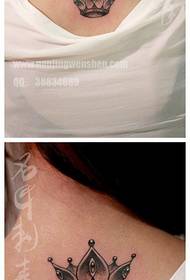 Modèle de tatouage de couronne populaire noir et blanc classique dans le dos d'une fille