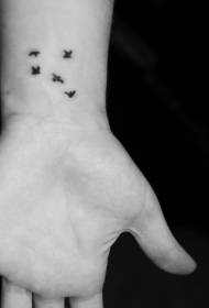 Håndleddet sort fugl flygende tatoveringsmønster