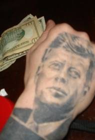 Arm berømte karakter sort portræt tatoveringsmønster