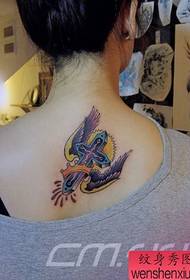 Meitenei atpakaļ izskatīgs krusts ar spārnu tetovējuma modeli