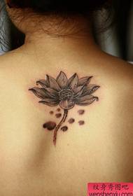 Gyönyörű pop tinta lótusz tetoválás minta a lányok hátán
