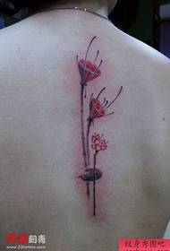 Le dos de la fille est beau et populaire dans le modèle de tatouage de lotus de style d'encre