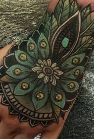 Dore me ngjyrën mbrapa stilin e shkollës së vjetër modelin e tatuazheve me lule te mëdha