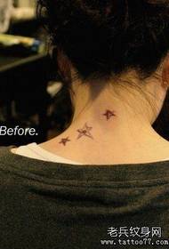 Pequenas obras de tatuagem de estrela de cinco pontas nas costas