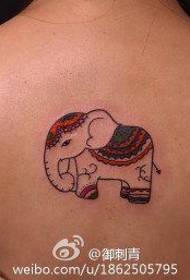 Tatuatges populars d'elefants petits a la part posterior de les nenes