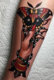Beso eskola zaharreko emakumearen eskuko tximeleta eta bitxiak tatuaje eredua