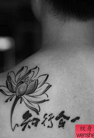 Nugaros lotoso tatuiruotės darbas