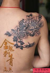 Gutter og jenter støtter vakkert og populært tatoveringsmønster i svart-hvitt pionerblomst