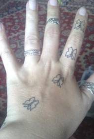 Tangan sederhana banyak gambar tato kupu-kupu kecil berwarna
