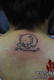 uma tatuagem de letra de elefante totem nas costas