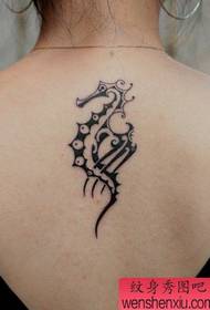Modèle de tatouage d'hippocampe de dos d'une femme totem est partagé par spectacle de tatouage