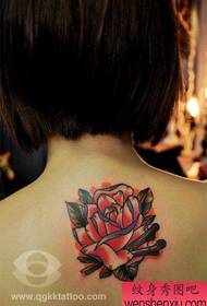 Mergaičių nugaros populiarus klasikinis rožių tatuiruotės modelis