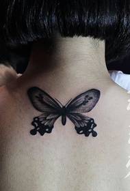 Mic tatuaj proaspăt de fluturi pe spate