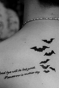 Show de tatuagem, recomende um padrão de tatuagem de morcego com letra de volta
