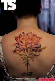 Kreativní lotosové tetování na zádech
