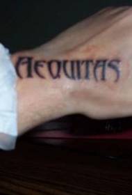 Motif de tatouage lettre Aequitas main