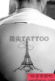 He kotiro i hoki me te tauira tattoo Eiffel Tower