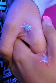 Handубовта од двојки, е сведок на мала флуоресцентна шема на тетоважа на дијаманти