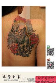 Η δημοφιλής κλασική κλεψύδρα και μοτίβο τατουάζ κρανίο στο πίσω μέρος των κοριτσιών