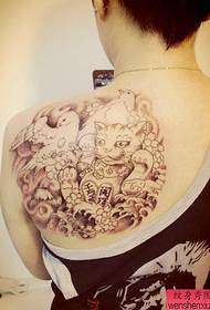 Treball de tatuatge de gata a l'esquena de la dona
