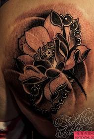 一幅背部莲花纹身图案由纹身秀图吧分享