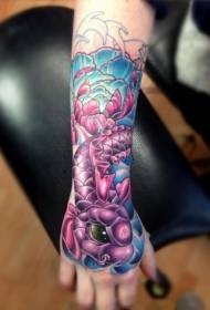 Arm pragtige kleurvolle fantasievis met blomme tatoeëerpatroon