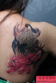 O ombreiro da nena, un patrón de tatuaxe de grúa branca